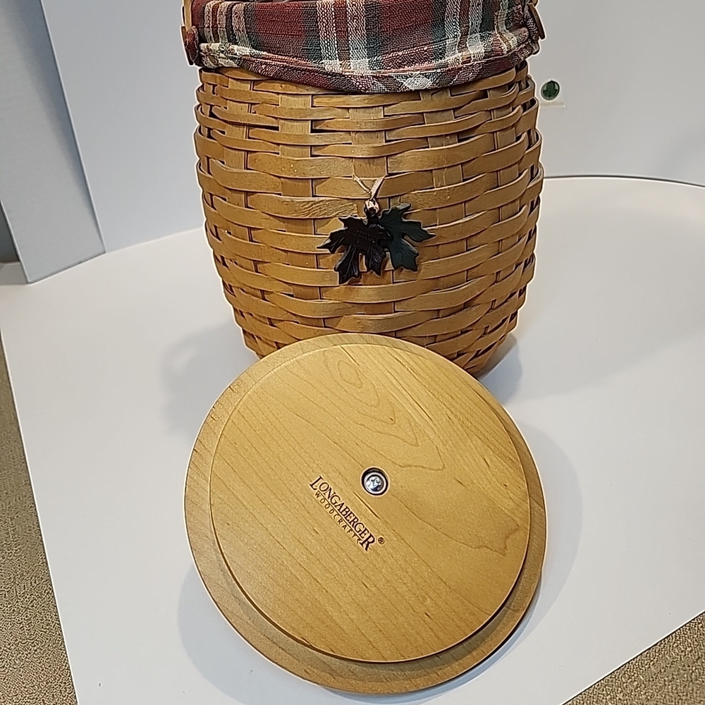 Longaberger Tan Woven Basket with Lid and Handle - Picture 10 of 15